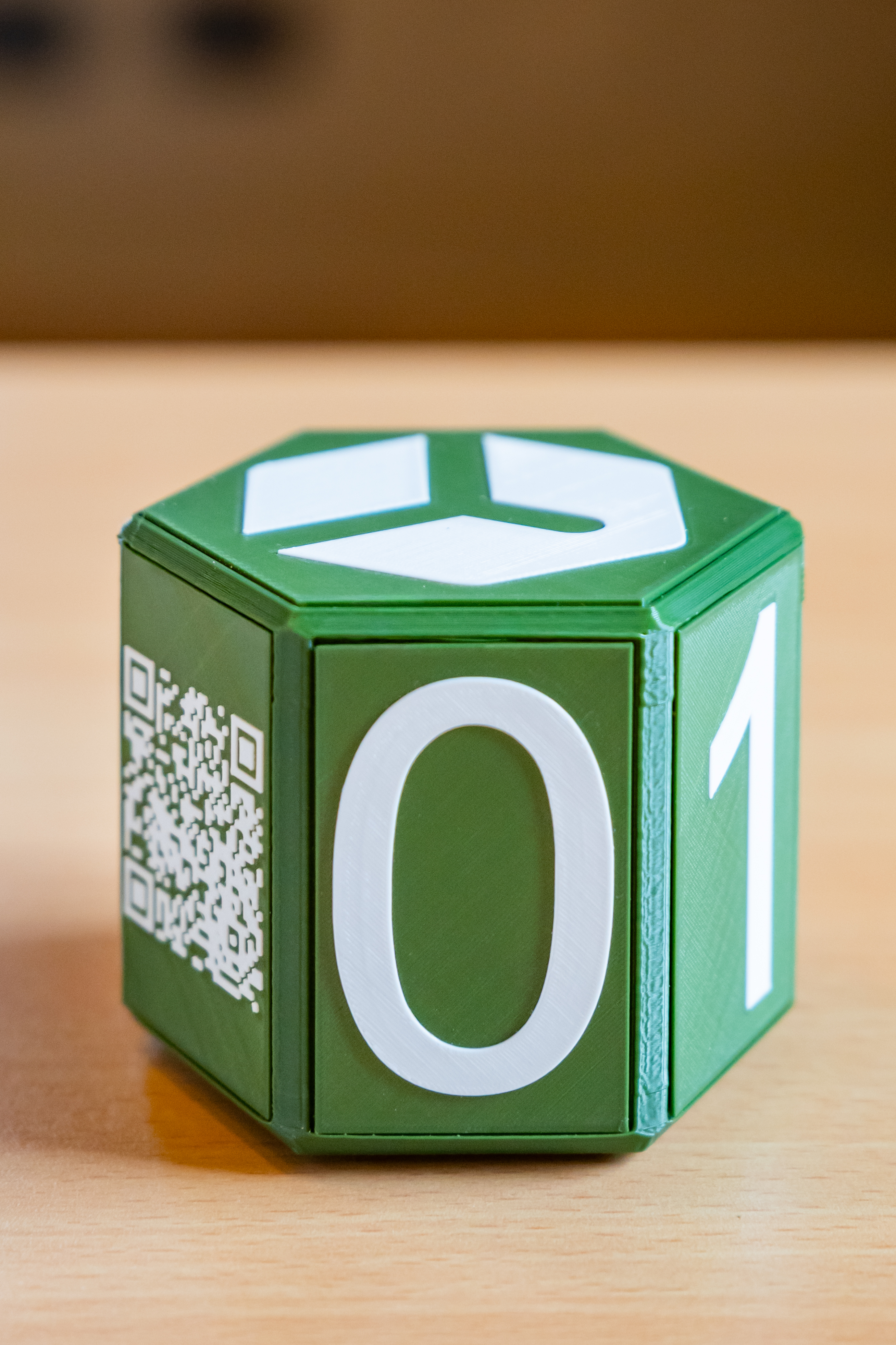 Segnaposto esagono verde con QR code e numerazione