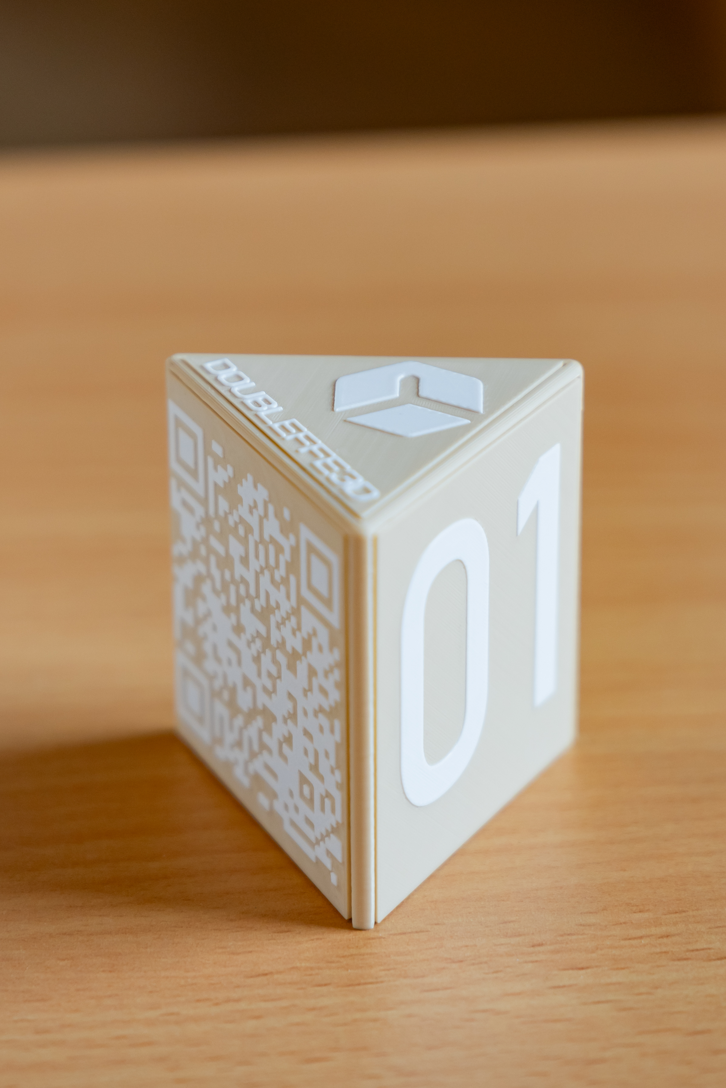 Segnaposto triangolo bianco con QR code e numerazione