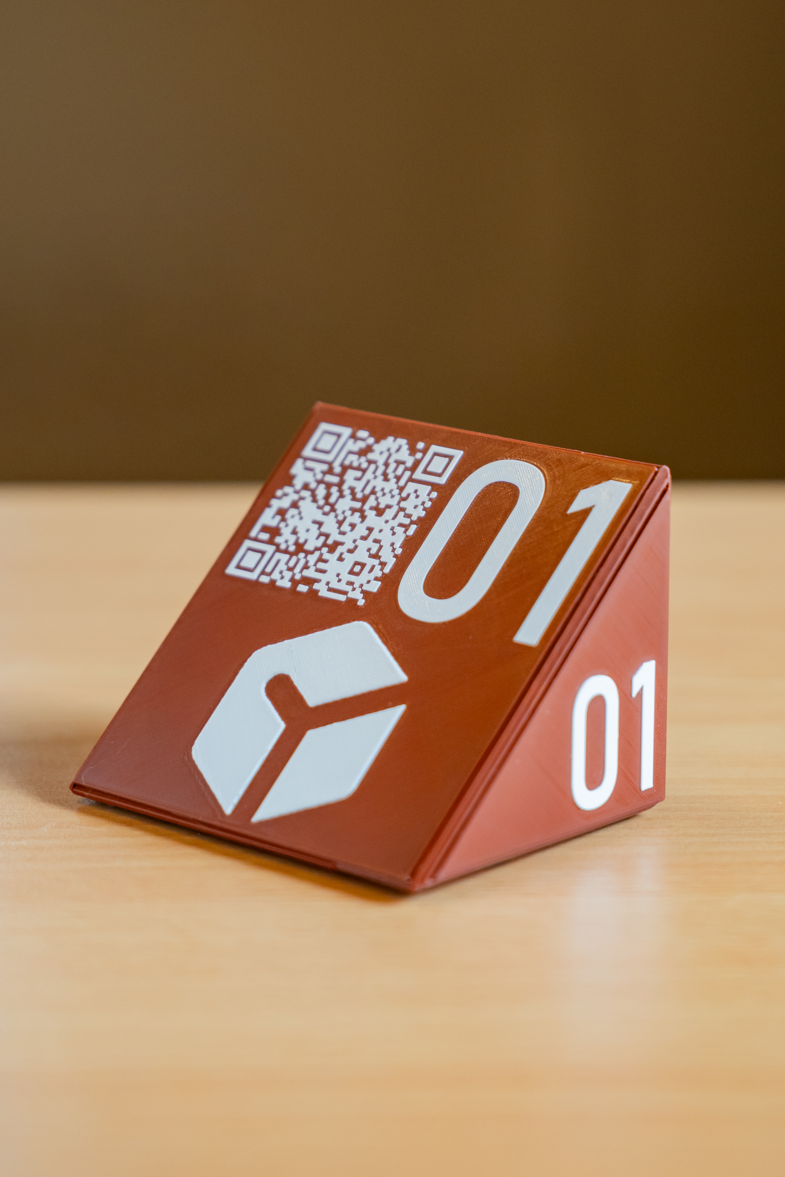 Segnaposto cuneo rosso con QR code e logo